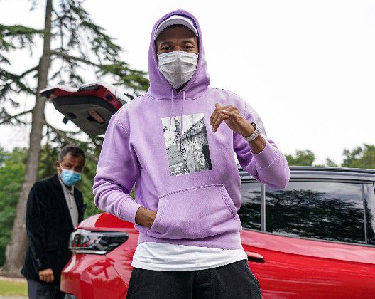 于是便连忙感激的说道：既然叶先生都这么说了，那……那我就不跟您客气了。